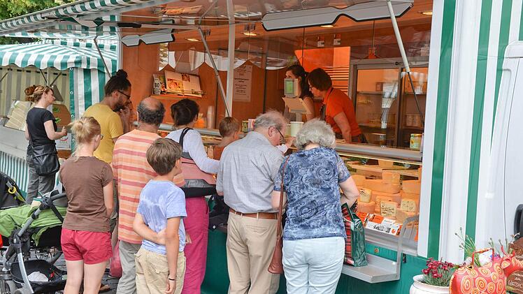 Warteschlangen gehören zum Bild auf dem Bauernmarkt. Nur die Frühaufsteher brauchen weniger Geduld. Foto: Ronald Rinklef