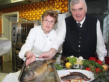 Die Karpfensaison hat begonnen - erklären Hannelore (75) und Günter (77) Limmer. Foto: Sonja Adam