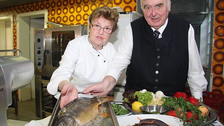 Die Karpfensaison hat begonnen - erklären Hannelore (75) und Günter (77) Limmer. Foto: Sonja Adam