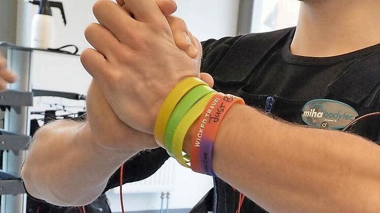 Die Hände soll ich kräftig zusammendrücken. Foto: Ronald Rinklef