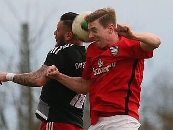 Der Baiersdorfer Stefan Lechner (r.) und der spätere Torschütze für Dergahspor zum 1:0, Sylejman Yilmaz, im Kopfballduell. Am Ende musste sich der BSV mit 1:2 geschlagen geben.  Foto: Sebastian Baumann