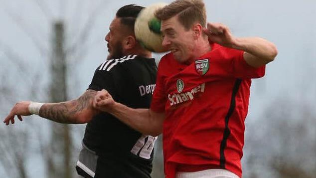 Der Baiersdorfer Stefan Lechner (r.) und der spätere Torschütze für Dergahspor zum 1:0, Sylejman Yilmaz, im Kopfballduell. Am Ende musste sich der BSV mit 1:2 geschlagen geben.  Foto: Sebastian Baumann