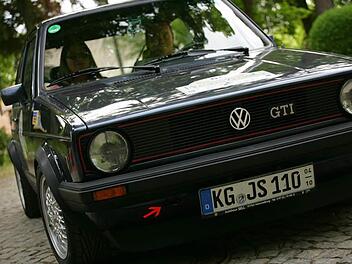 Johannes Schmidt und Janene Miller manövrieren ihren Golf GTI (Baujahr: 1982) durch den Schlosspark in Aschach.  Foto: privat