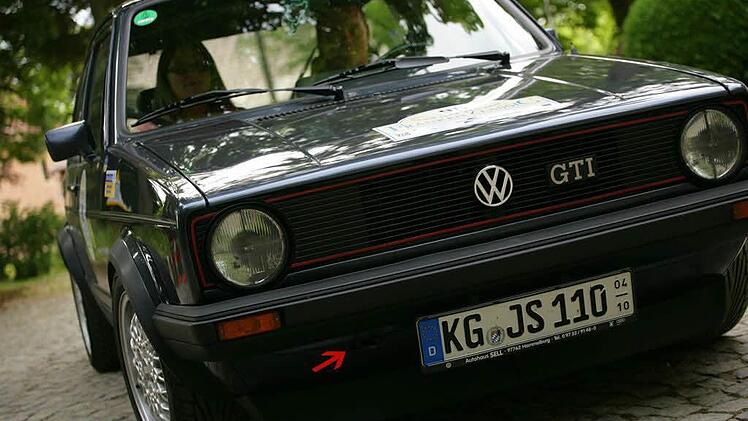 Johannes Schmidt und Janene Miller manövrieren ihren Golf GTI (Baujahr: 1982) durch den Schlosspark in Aschach.  Foto: privat