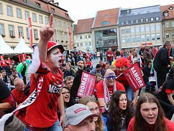 Ausgelassene Stimmung herrschte bei der Meisterfeier der Brose Baskets am Maxplatz. Foto: Barbara Herbst