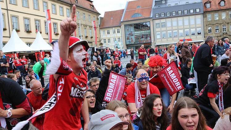 Ausgelassene Stimmung herrschte bei der Meisterfeier der Brose Baskets am Maxplatz. Foto: Barbara Herbst