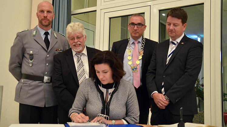 Der Eintrag ins Goldene Buch des Marktes Bad Bocklet (von links): Oberstleutnant Simon Leidner, Kommandeur des OA-Bataillons, Bürgermeister Wolfgang Back, Bundestagsabgeordnete und Staatssekretärin Dorothee Bär, 2. Bürgermeister Andreas Sandwall sowie der Landtagsabgeordnete Sandro Kirchner. Foto: Kathrin Kupka-Hahn