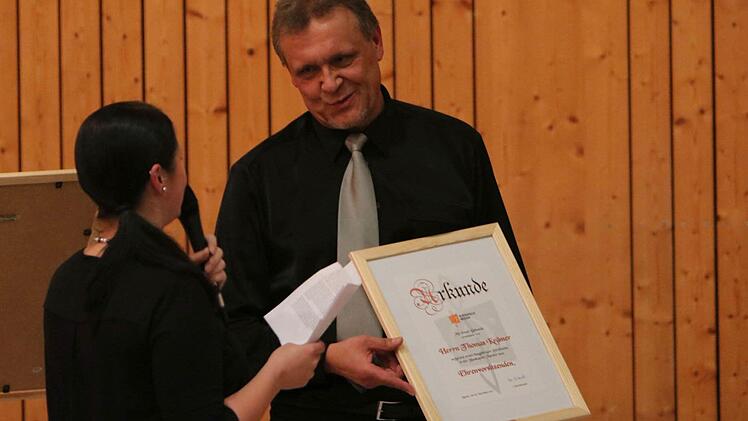 Beim Jahreskonzert der Blaskapelle Meeder wurde Thomas Krämer (rechts) zum Ehrenvorsitzenden ernannt. Foto: Jochen Berger