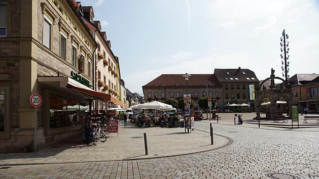 Was Peter Zoll in seiner Kindheit am Marktplatz erlebt hat, erz&auml;hlt er am Mittwoch, 6. September, in der Stadtbibliothek. Foto: Arkadius Guzy