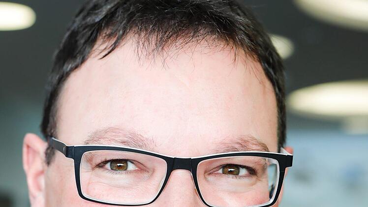 Lehrer Markus Deusel setzt digitale Medien zur Recherche im Klassenzimmer ein: "Dank einer guten Ausstattung kann ich neue Medien oft in den Unterricht einbinden.  Sie sind auch gut für Recherchen einzusetzen." Foto: Matthias Hoch