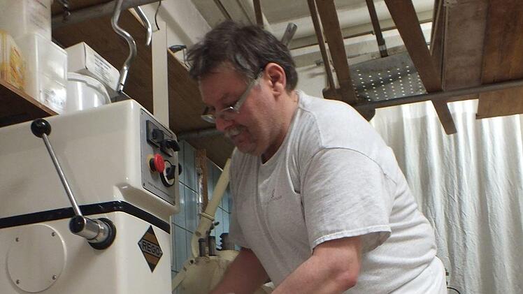 Maschinen unterstützen die Handarbeit.  Manfred Welker