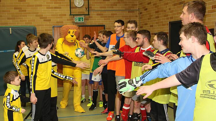 Die Spieler des FC FED-OLÉ begrüßten ihr neues  Maskottchen.Michael Stelzner