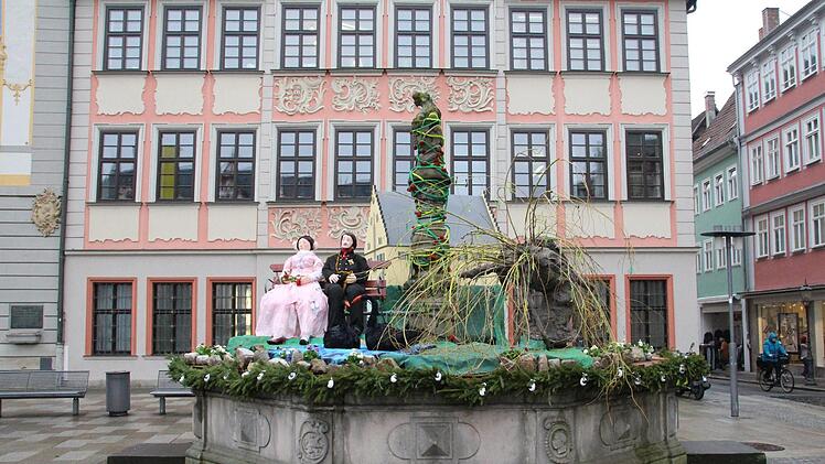 Queen Victoria und ihr Prinz Albert auf dem Brunnen vor der Sparkasse.Foto: Julian &Uuml;belhack