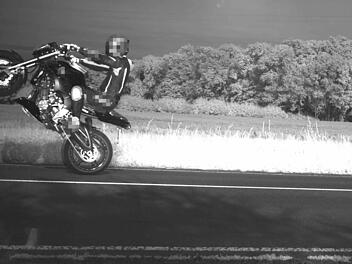 Ein Motorradfahrer wurde in nordrhein-westfälischen Hamm geblitzt, als er gerade einen sogenannten Wheelie machte. Ein Motorradfahrer wurde in nordrhein-westfälischen Hamm geblitzt, als er gerade einen sogenannten Wheelie machte.