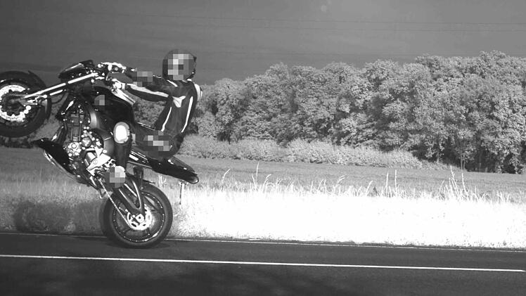 Ein Motorradfahrer wurde in nordrhein-westf&auml;lischen Hamm geblitzt, als er gerade einen sogenannten Wheelie machte.