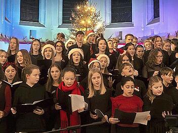 Der Chor des Gymnasiums Ernestinum bei der Weihnachtsfeier in der Heiligkreuz-Kirche.