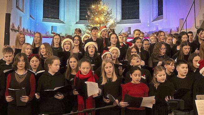 Der Chor des Gymnasiums Ernestinum bei der Weihnachtsfeier in der Heiligkreuz-Kirche.