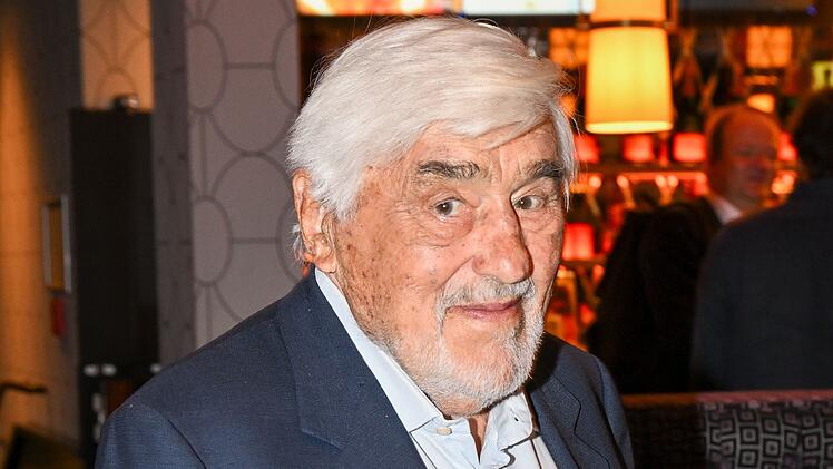 Der deutsche Charakterschauspieler Mario Adorf ist im Alter von 95 Jahren in Paris verstorben.