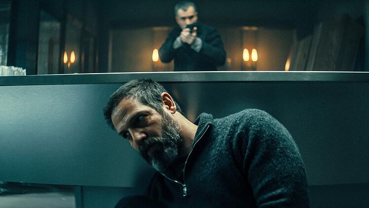 Reza (Yousef Sweid) muss vor einem Auftragskiller in Deckung gehen.