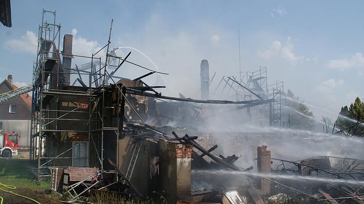 Brand im Dachstuhl: Feuer zerst&ouml;rt Doppelhaus im Kreis Bayreuth