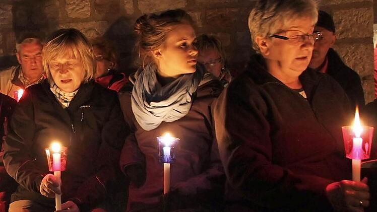 Die Gläubigen beten den Rosenkranz, ...