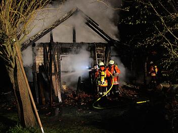 In der Nacht zum Mittwoch ist in Berndorf ein Nebengebäude der Töpferei Tittmann niedergebrannt. Fotos: Matthias Beetz