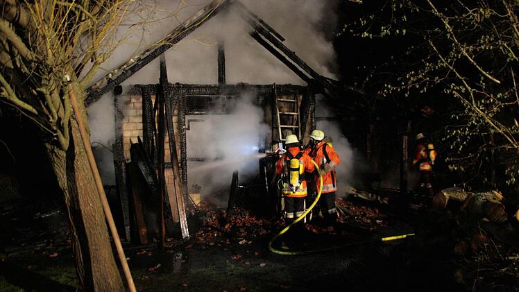 In der Nacht zum Mittwoch ist in Berndorf ein Nebengebäude der Töpferei Tittmann niedergebrannt. Fotos: Matthias Beetz