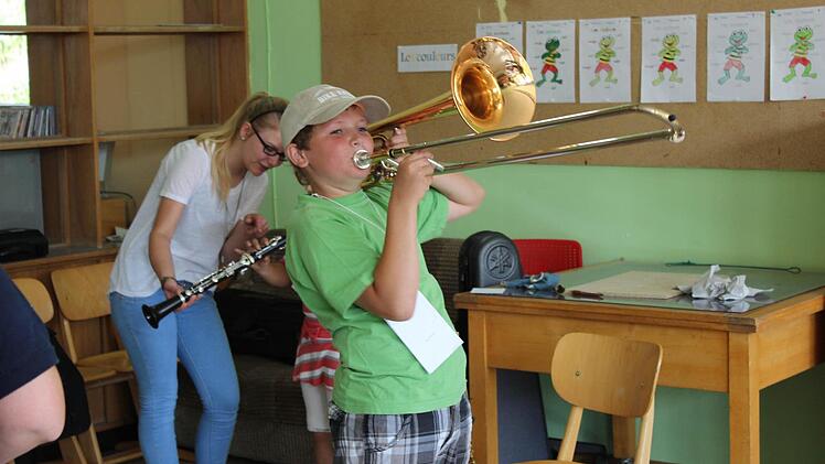 Musik: Paul pustete kr&auml;ftig und schon kam ein langer Ton. Bei den Neubrunner Dorfmusikanten durften die Sch&uuml;ler eine Auswahl an Blechblasinstrumenten ausprobieren und hatten sichtlich Spa&szlig;.