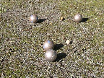 Beim Boccia müssen die großen Kugeln dem kleinen "Schweinchen" so nah wie möglich kommen. Heinz Nowack vom Ortsverein der Arbeiterwohlfahrt initiiert bereits zum siebten Mal das Kirchweih-Turnier in Stadtsteinach. Fotos: Sonja Adam