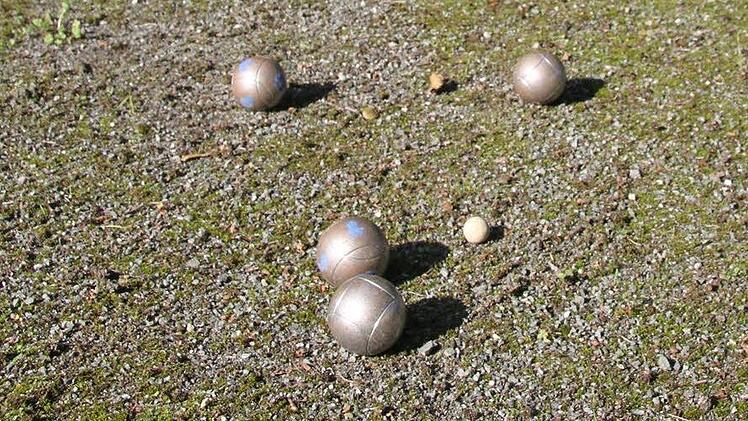 Beim Boccia müssen die großen Kugeln dem kleinen "Schweinchen" so nah wie möglich kommen. Heinz Nowack vom Ortsverein der Arbeiterwohlfahrt initiiert bereits zum siebten Mal das Kirchweih-Turnier in Stadtsteinach. Fotos: Sonja Adam