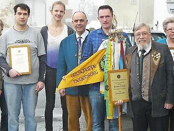 Bruno Tittel ist Ehrenobmann des Frankenwaldvereines Neuensorg. Neben dieser hohen Auszeichnung prägten weitere Ehrungen und die Neuwahlen das Jahrestreffen der Ortsgruppe. Michael Kühnel übernahm von Bruno Tittel den Wanderwimpel des Heimat- und Wandervereins. Unser Bild zeigt (von links) Roland Stäsche, Alfons Hain, Harald Wirth, Daniel Seidel, Eva Wirth, Bürgermeister Franz Uome, Michael Kühnel, Bruno Tittel, Annemarie Schmidt, Loni Sachs und Lothar Kemnitzer.  Foto: Klaus-Peter Wulf