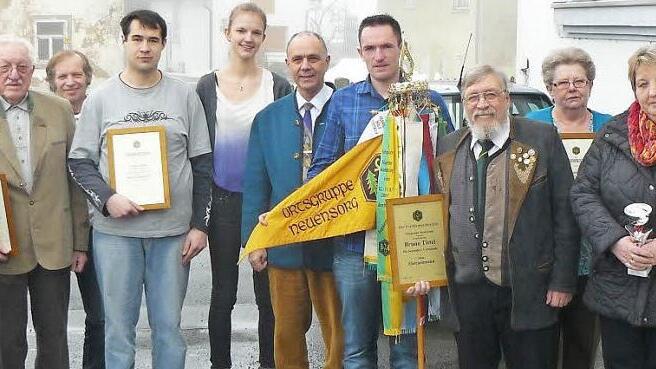 Bruno Tittel ist Ehrenobmann des Frankenwaldvereines Neuensorg. Neben dieser hohen Auszeichnung prägten weitere Ehrungen und die Neuwahlen das Jahrestreffen der Ortsgruppe. Michael Kühnel übernahm von Bruno Tittel den Wanderwimpel des Heimat- und Wandervereins. Unser Bild zeigt (von links) Roland Stäsche, Alfons Hain, Harald Wirth, Daniel Seidel, Eva Wirth, Bürgermeister Franz Uome, Michael Kühnel, Bruno Tittel, Annemarie Schmidt, Loni Sachs und Lothar Kemnitzer.  Foto: Klaus-Peter Wulf