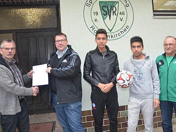 Kreisspielleiter Egon Grünbeck (links) überreichte einen Scheck in Höhe von 500 Euro an den Vorsitzenden des SV Rothenkirchen, Christian Haderlein. Mit im Bild (von rechts) Jugendleiter Roland Münch sowie die beiden afghanischen Flüchtlinge Mohammad Ramin Bayani und Ahmad Samim Bayani. Foto: Karl-Heinz Hofmann