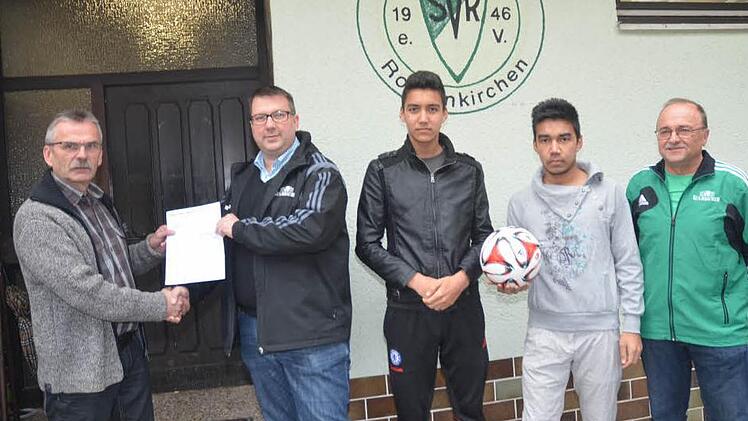 Kreisspielleiter Egon Grünbeck (links) überreichte einen Scheck in Höhe von 500 Euro an den Vorsitzenden des SV Rothenkirchen, Christian Haderlein. Mit im Bild (von rechts) Jugendleiter Roland Münch sowie die beiden afghanischen Flüchtlinge Mohammad Ramin Bayani und Ahmad Samim Bayani. Foto: Karl-Heinz Hofmann