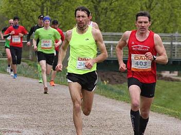Gesamtsieger Andreas Grau (360 / DAV Bad Kissingen) und Vorjahressieger Bernd Wächter (403 / TV Bad Brückenau) auf der Hauptlaufstrecke des Rakoczylaufs, der einmal mehr durch Bad Kissingens schöne Parkanlagen führte.  Fotos: Reinhold Nürnberger