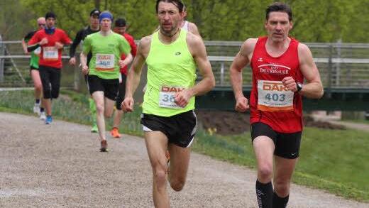 Gesamtsieger Andreas Grau (360 / DAV Bad Kissingen) und Vorjahressieger Bernd Wächter (403 / TV Bad Brückenau) auf der Hauptlaufstrecke des Rakoczylaufs, der einmal mehr durch Bad Kissingens schöne Parkanlagen führte.  Fotos: Reinhold Nürnberger