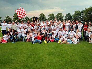 Eine gro&szlig;e Familie feierte den Aufstieg in die Kreisliga Coburg, der TSV Bad Rodach. Foto: Timo Geldner
