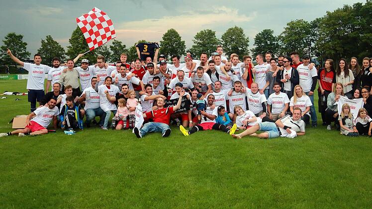 Eine gro&szlig;e Familie feierte den Aufstieg in die Kreisliga Coburg, der TSV Bad Rodach. Foto: Timo Geldner