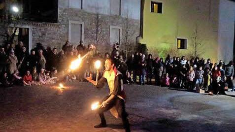 Feuerschlucker Andrea Tettamanti begeisterte.  Foto: Johanna Blum