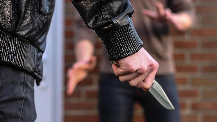 Gefängnis oder Bewährung - am Freitag fällt das Gericht sein Urteil über den Messerstecher von Bad Berneck.  Symbolfoto: Christopher Schulz