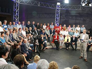 Die Bürgersendung "Jetz red i" des Bayerischen Fernsehens wurde am Mittwoch live aus dem Oberaurach-Zentrum in Trossenfurt übertragen. Rechts stehend: Moderator Tilman Schöberl Fotos: Sabine Weinbeer