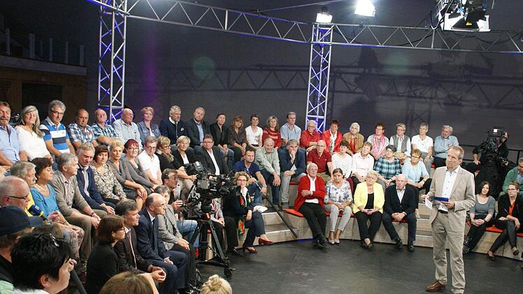 Die Bürgersendung "Jetz red i" des Bayerischen Fernsehens wurde am Mittwoch live aus dem Oberaurach-Zentrum in Trossenfurt übertragen. Rechts stehend: Moderator Tilman Schöberl Fotos: Sabine Weinbeer