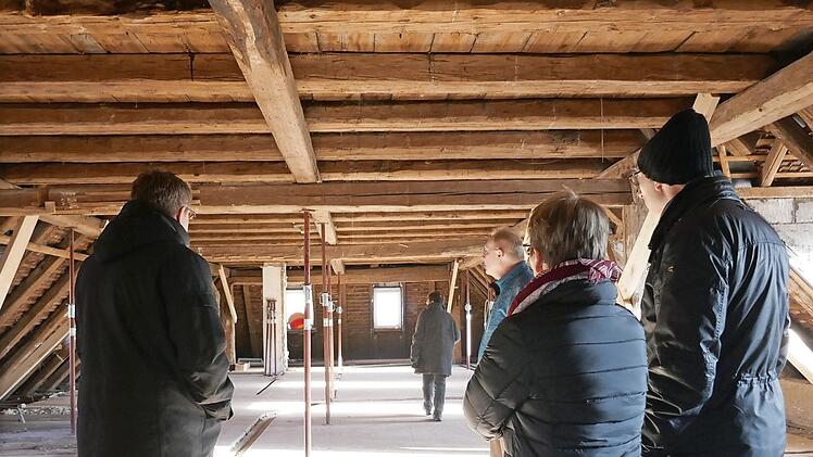 Im Januar führte ein Rundgang für Gemeinderäte unters Dach. Foto: hak