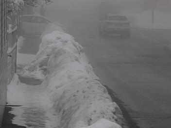 Während des Winters solle nirgends an der Staatsstraße durch Presseckgeparkt werden, appellierte Bürgermeister Siegfried Beyer in der Gemeinderatssitzung. Man brauche Platz für den von der Fahrbahn geräumten Schnee und gleichzeitig auch Platz am Straßenrand für den Schnee von den Gehsteigen - andernfalls könnten diese nicht geräumt werden.Klaus Klaschka