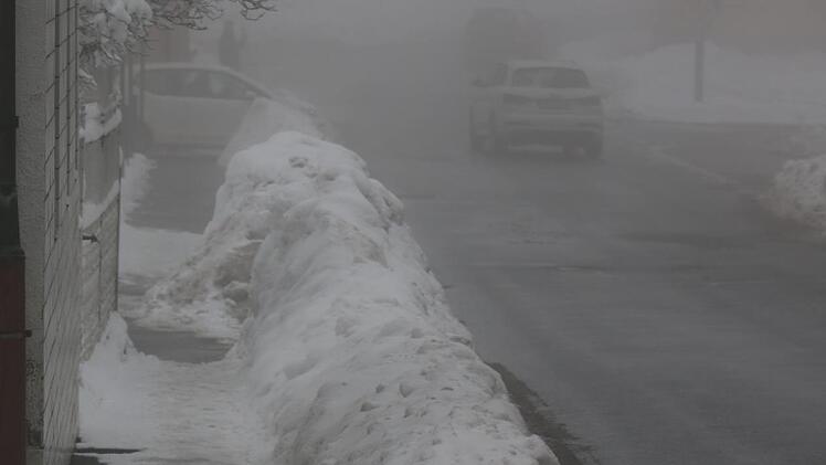 Während des Winters solle nirgends an der Staatsstraße durch Presseckgeparkt werden, appellierte Bürgermeister Siegfried Beyer in der Gemeinderatssitzung. Man brauche Platz für den von der Fahrbahn geräumten Schnee und gleichzeitig auch Platz am Straßenrand für den Schnee von den Gehsteigen - andernfalls könnten diese nicht geräumt werden.Klaus Klaschka