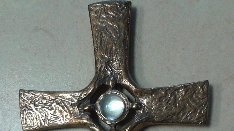 Dieses Bronzekreuz mit dem Stein in der Mitte erhielt Bürgermeister Thomas Sechser von Bischof Andre, als der noch kein Bischof, sondern Urlaubspriester in Dankenfeld war. Unser Bild zeigt es in einem Ausschnitt.Petra Klug
