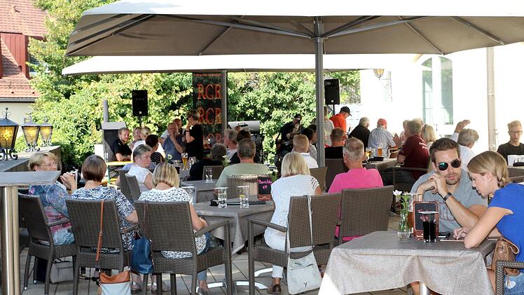 Alle Stühle waren belegt.