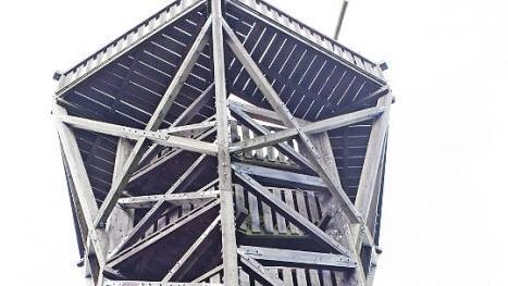 Der jetzige Turm am Zabelstein ist marode und wird in den kommenden Wochen abgerissen.  Foto: Tourist-Information 360&deg;/Andreas Hub