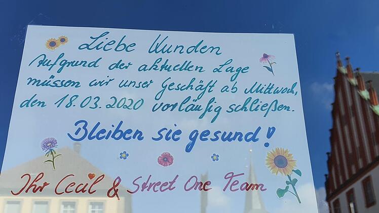 Netter Gruß an die Kunden: "Bleiben Sie gesund!" Die Haßfurter Modeboutique hat geschlossen.  Fotos: Brigitte Krause