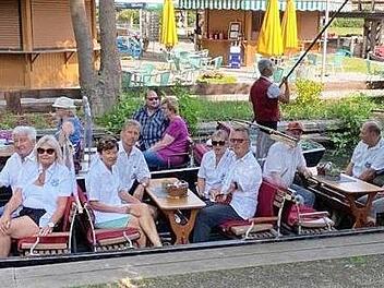 Die Rallye des Oldtimerclubs Kronach führte auch zu einer romantischen Kahnfahrt auf der Spree. Darauf freuten sich auch Gerhard Moser, Erster Vorsitzender, und Schriftführerin Uschi Beck (zweite Reihe, vorne von links) .  Foto: privat